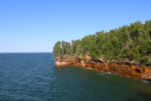 Read more about the article Hiking the Apostle Islands, Wisconsin: Meyers Beach Sea Caves Trail