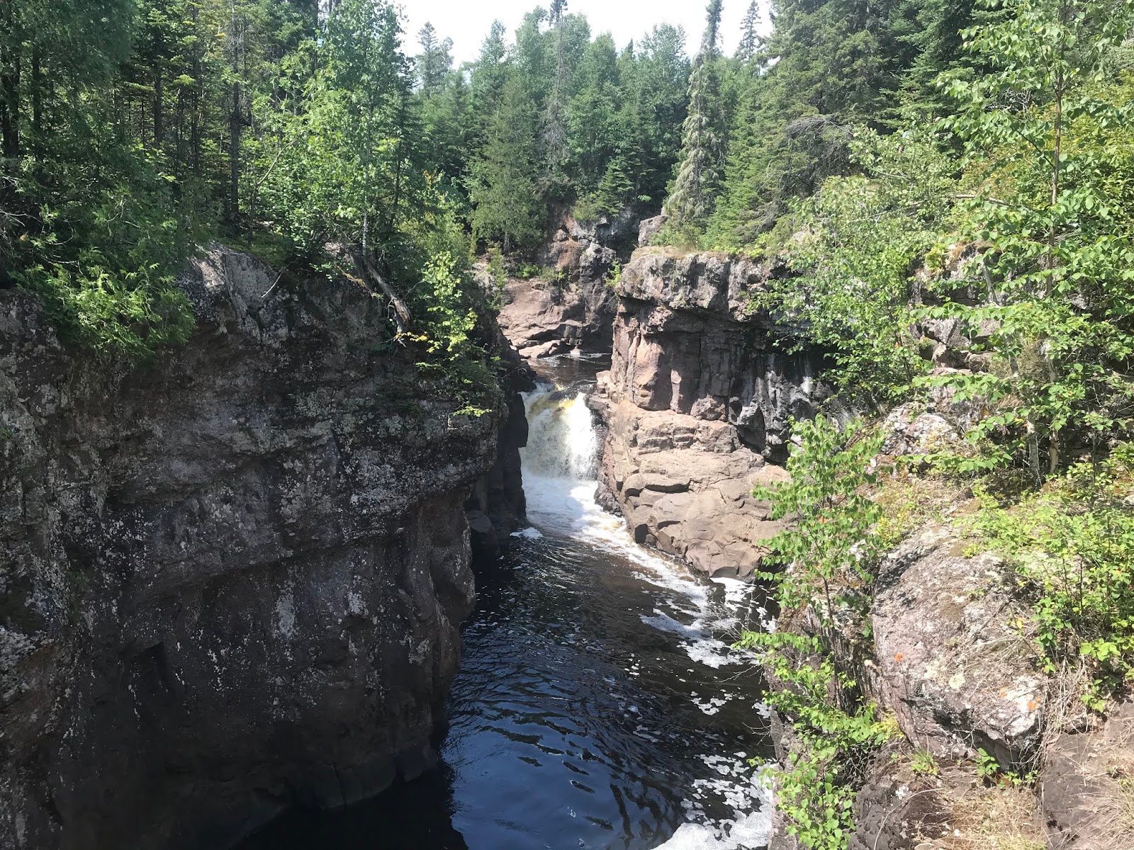 You are currently viewing 8 Minnesota Roadtrips for Waterfall Season